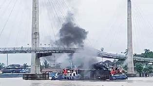 Jembatan Gentala Arasy Ditabrak Tongkang Batubara