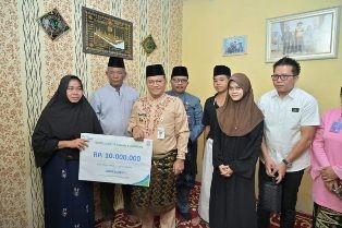 Walikota Maulana Salurkan Santunan Jaminan Kematian Pekerja Rentan Kota Jambi