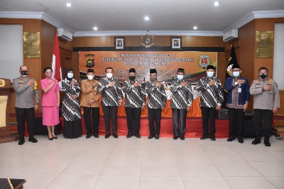 Tinjau Vaksinasi Massal di Bandung, Panglima TNI dan Kapolri Minta Warga Tetap Disiplin Prokes