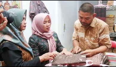 Ny Hesti Haris Promosikan Batik Sarolangun Pewarna Jengkol
