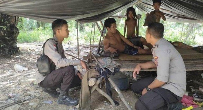 Polisi Rimba Polda Jambi Rangkul warga Suku Anak Dalam (SAD).