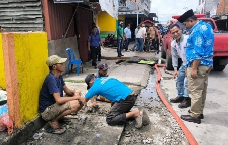 Bupati Tanjung Jabung Barat bersama Sekretaris Daerah Meninjau Proses Pembersihan Drainase