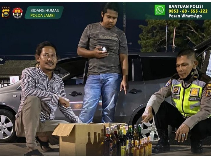 Razia di Kota Jambi Puluhan Botol Miras Disita dari Warung warung