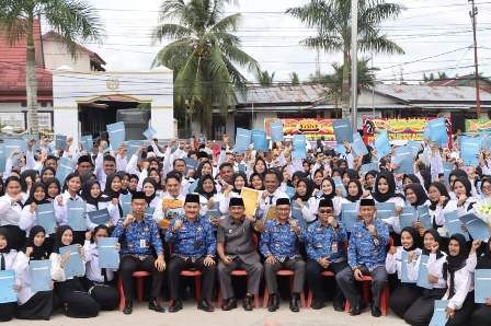 Bupati Tanjung Jabung Barat Serahkan 1467 Pegawai Pemerintah dengan Perjanjian Kerja (PPPK) Formasi 2023