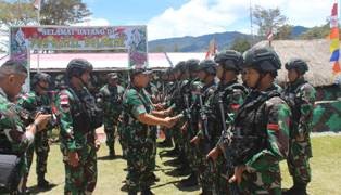Danrem 042Gapu Dampingi Pangdam II/Sriwijaya Kunjungi Pos Satgas Pamtas RI-PNG Yonif Raider 142/KJ